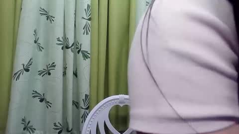 Snapshot of petite_trish chatting on January 21, 1:39 am trish online show from January 21, 1:39 am