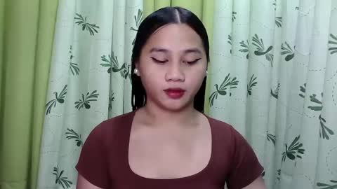 Snapshot of petite_trish chatting on January 26, 2:35 am trish online show from January 26, 2:35 am