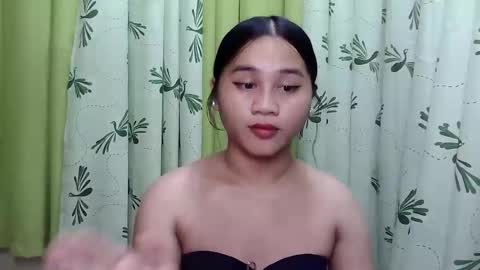 Snapshot of petite_trish chatting on January 28, 5:22 am trish online show from January 28, 5:22 am