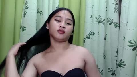 Snapshot of petite_trish chatting on January 29, 2:19 am trish online show from January 29, 2:19 am