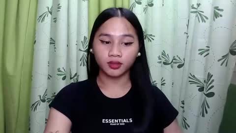 Snapshot of petite_trish chatting on February 1, 12:37 pm trish online show from February 1, 12:37 pm