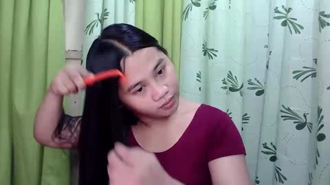 Snapshot of petite_trish chatting on February 2, 10:39 pm trish online show from February 2, 10:39 pm