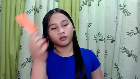 Snapshot of petite_trish chatting on February 5, 2:08 am trish online show from February 5, 2:08 am