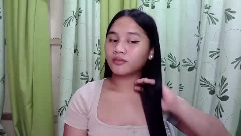 Snapshot of petite_trish chatting on February 5, 5:30 am trish online show from February 5, 5:30 am