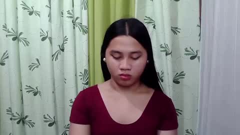 Snapshot of petite_trish chatting on February 14, 5:19 am trish online show from February 14, 5:19 am