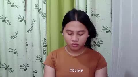 Snapshot of petite_trish chatting on February 15, 5:41 am trish online show from February 15, 5:41 am