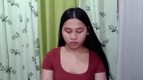 Snapshot of petite_trish chatting on February 16, 3:04 am trish online show from February 16, 3:04 am