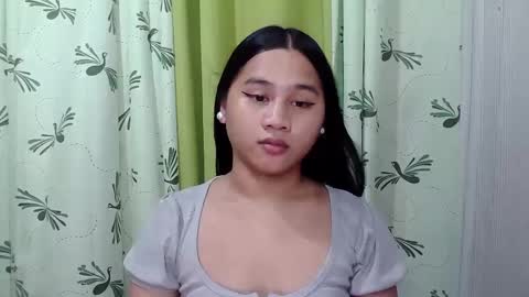 Snapshot of petite_trish chatting on February 17, 3:15 am trish online show from February 17, 3:15 am