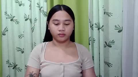 Snapshot of petite_trish chatting on February 18, 12:37 am trish online show from February 18, 12:37 am