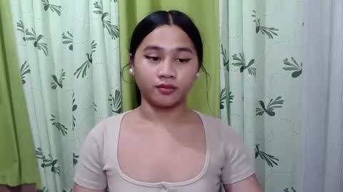 Snapshot of petite_trish chatting on February 18, 3:53 am trish online show from February 18, 3:53 am