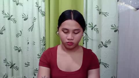 Snapshot of petite_trish chatting on February 19, 3:39 am trish online show from February 19, 3:39 am