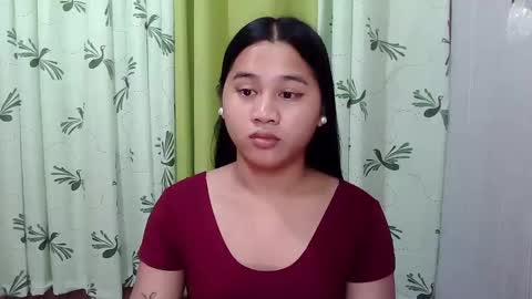 Snapshot of petite_trish chatting on February 19, 10:23 am trish online show from February 19, 10:23 am