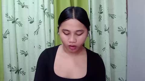 Snapshot of petite_trish chatting on February 21, 4:18 am trish online show from February 21, 4:18 am