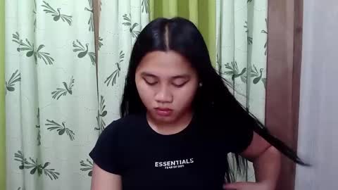 Snapshot of petite_trish chatting on February 23, 2:51 am trish online show from February 23, 2:51 am