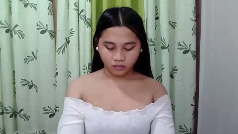 Snapshot of petite_trish chatting on February 24, 4:16 am trish online show from February 24, 4:16 am