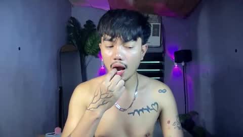 Snapshot of petiteasianx chatting on December 2, 6:19 am Vrin online show from December 2, 6:19 am