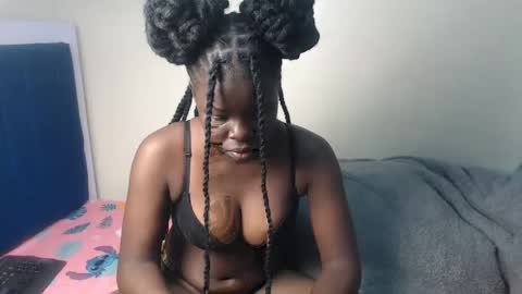 Snapshot of petitebeautyy chatting on June 5, 2:34 pm petitebeautyy online show from June 5, 2:34 pm