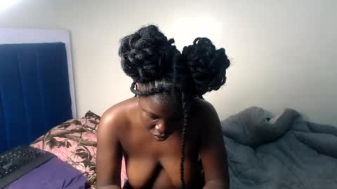 Snapshot of petitebeautyy chatting on June 6, 3:06 pm petitebeautyy online show from June 6, 3:06 pm