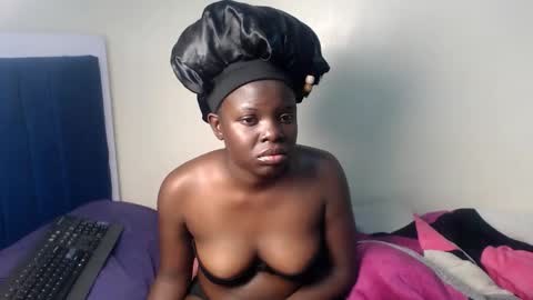 Snapshot of petitebeautyy chatting on June 10, 2:45 am petitebeautyy online show from June 10, 2:45 am