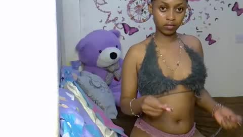 Snapshot of petitecaramell chatting on March 20, 12:15 am Caramel online show from March 20, 12:15 am