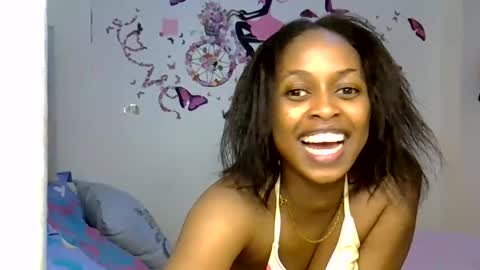 Snapshot of petitecaramell chatting on May 2, 2:27 am Caramel online show from May 2, 2:27 am