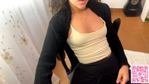 Snapshot of petitecurlybrunette chatting on June 1, 4:20 pm Mlian online show from June 1, 4:20 pm