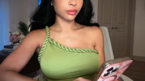 Snapshot of petiteprincess659846 chatting on July 18, 1:10 am PetitePrincess online show from July 18, 1:10 am