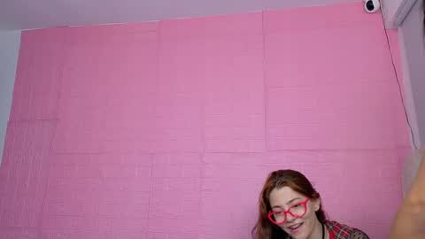 Snapshot of petitestrawberry18 chatting on September 25, 5:00 am Tip us ask our names online show from September 25, 5:00 am