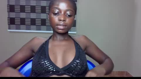 Snapshot of petitexxebony chatting on June 8, 1:28 am petitexxebony online show from June 8, 1:28 am