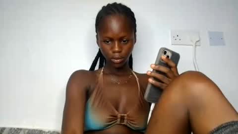 Snapshot of petitgirl88 chatting on June 16, 5:21 am petitgirl88 online show from June 16, 5:21 am