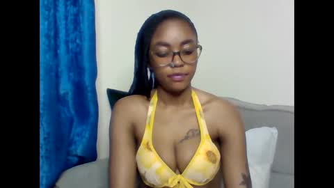 Snapshot of pettite_babe chatting on November 9, 3:10 pm Arielle online show from November 9, 3:10 pm
