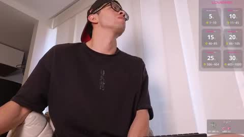 Snapshot of phantom_bigger1 chatting on September 21, 1:02 pm phantom_bigger1 online show from September 21, 1:02 pm