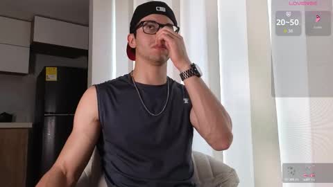 Snapshot of phantom_bigger1 chatting on October 9, 12:58 pm phantom_bigger1 online show from October 9, 12:58 pm