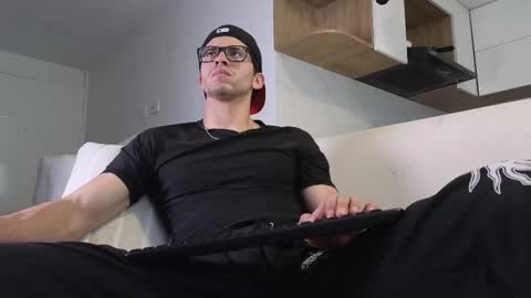 Snapshot of phantom_bigger1 chatting on October 10, 1:10 pm phantom_bigger1 online show from October 10, 1:10 pm