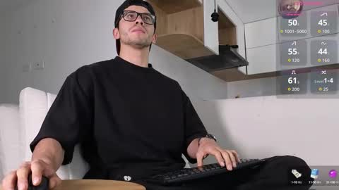 Snapshot of phantom_bigger1 chatting on October 12, 3:33 pm phantom_bigger1 online show from October 12, 3:33 pm