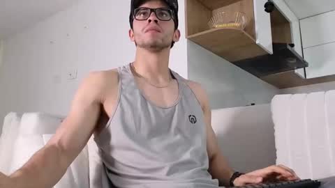 Snapshot of phantom_bigger1 chatting on October 13, 3:34 pm phantom_bigger1 online show from October 13, 3:34 pm