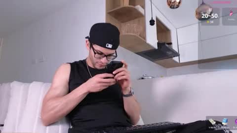 Snapshot of phantom_bigger1 chatting on October 16, 2:07 pm phantom_bigger1 online show from October 16, 2:07 pm