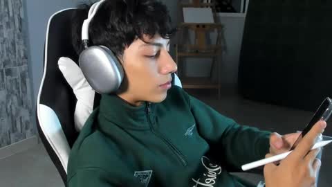 Phil.   INDEPENDENT MODEL online show from March 3, 4:03 am