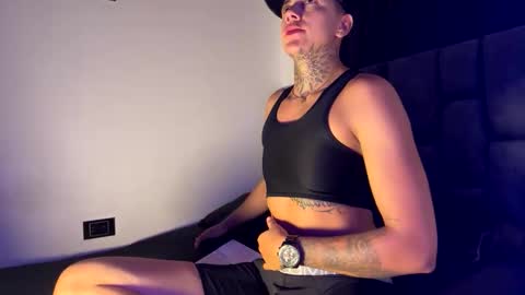 Snapshot of phillip_brownn chatting on November 27, 11:45 am PHILLIP online show from November 27, 11:45 am