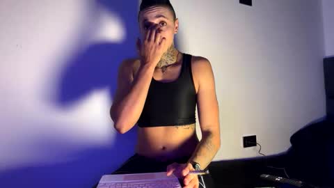 Snapshot of phillip_brownn chatting on December 18, 12:22 pm PHILLIP online show from December 18, 12:22 pm