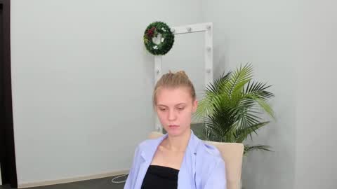 Phoebe online show from December 5, 3:39 pm