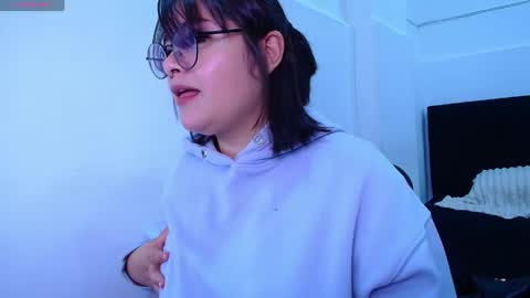 phylavell_ online show from May 12, 11:57 pm