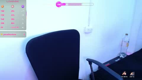 phylavell_ online show from June 16, 8:55 pm