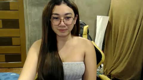 Snapshot of pia_worthsback chatting on October 21, 8:04 am Pia online show from October 21, 8:04 am