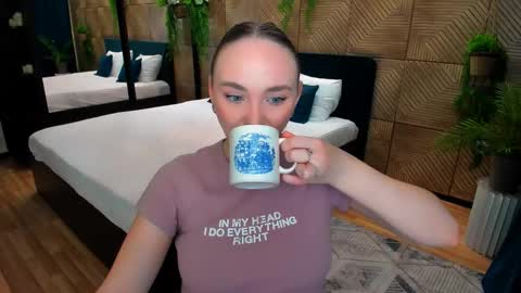 Emelie online show from November 10, 4:17 pm