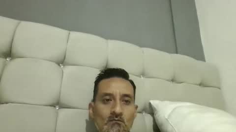 pieslatinos online show from January 14, 2:50 am