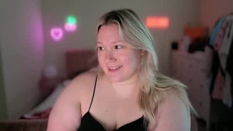 Snapshot of piggyrose chatting on November 2, 7:05 pm Piggy Rose online show from November 2, 7:05 pm