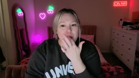 Snapshot of piggyrose chatting on December 14, 11:31 pm Piggy Rose online show from December 14, 11:31 pm