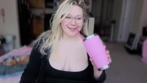 Snapshot of piggyrose chatting on January 31, 7:11 pm Piggy Rose online show from January 31, 7:11 pm