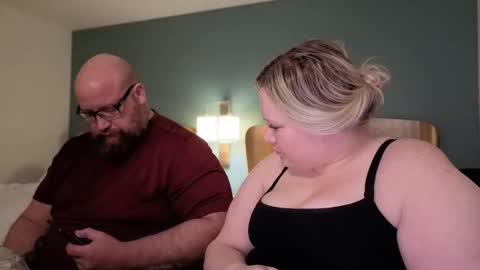 Snapshot of piggyrose chatting on February 15, 12:29 am Piggy Rose online show from February 15, 12:29 am